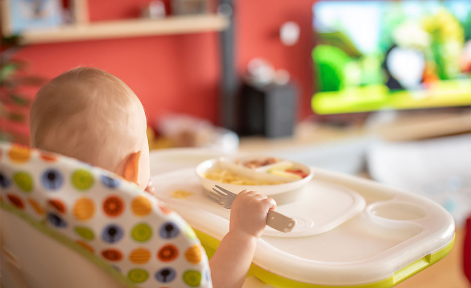 Développement du langage : les risques de la télévision pendant les repas 