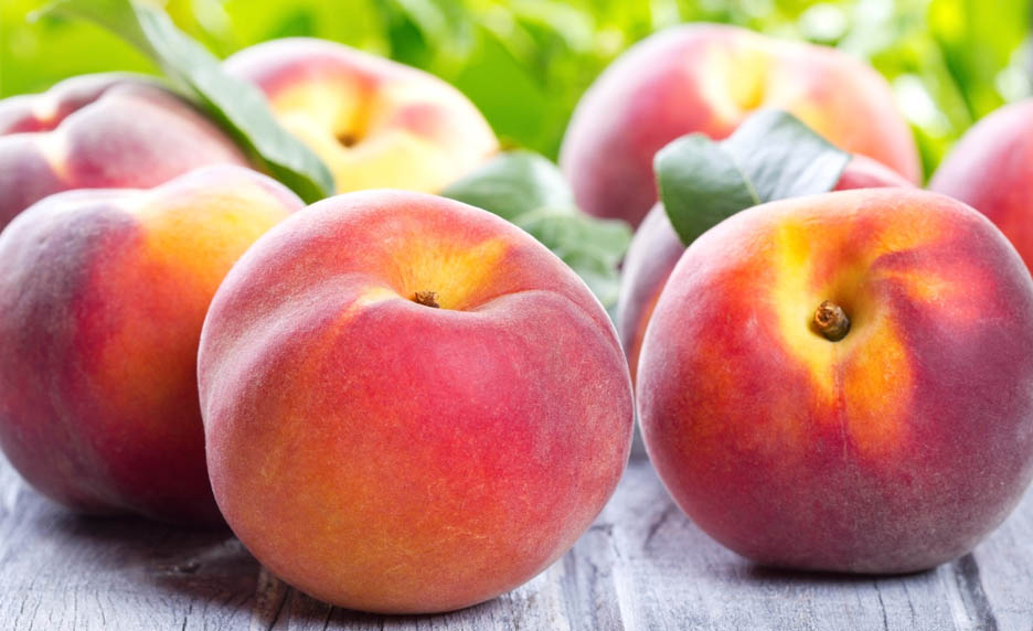 Fruits de l'été : entre la pêche et la nectarine, une question de peau