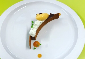 Tarte choco-lactée, abricots, graines de pins, estragon Aurélien Trousse