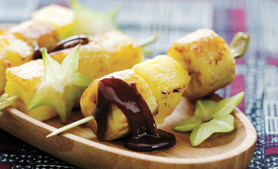 Brochettes ananas-banane rôties aux épices