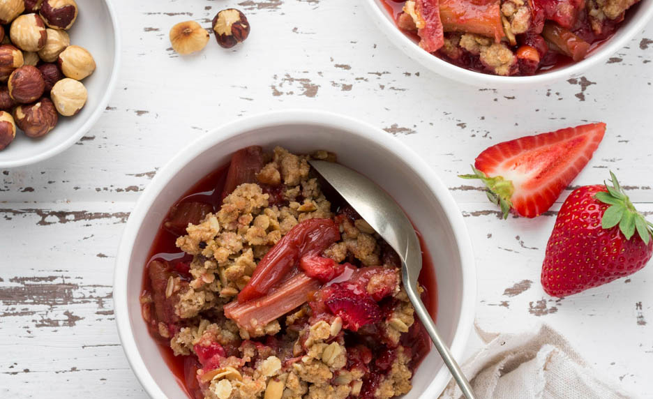 Crumble rhubarbe, fraises et noisettes 