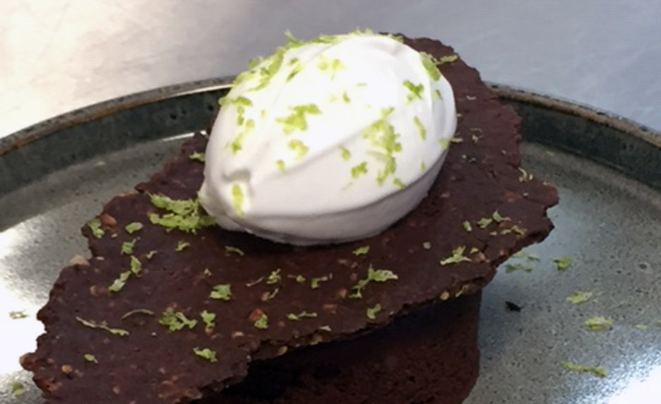 Mini moelleux chocolat-passion, croustillant citron vert, crème montée coco