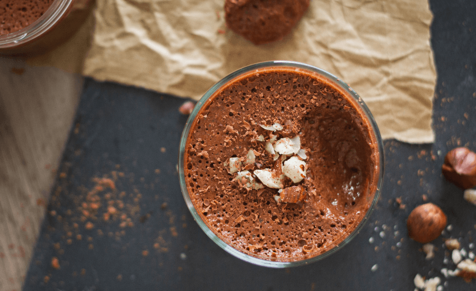 Mousse au chocolat, noisettes et fleur de sel