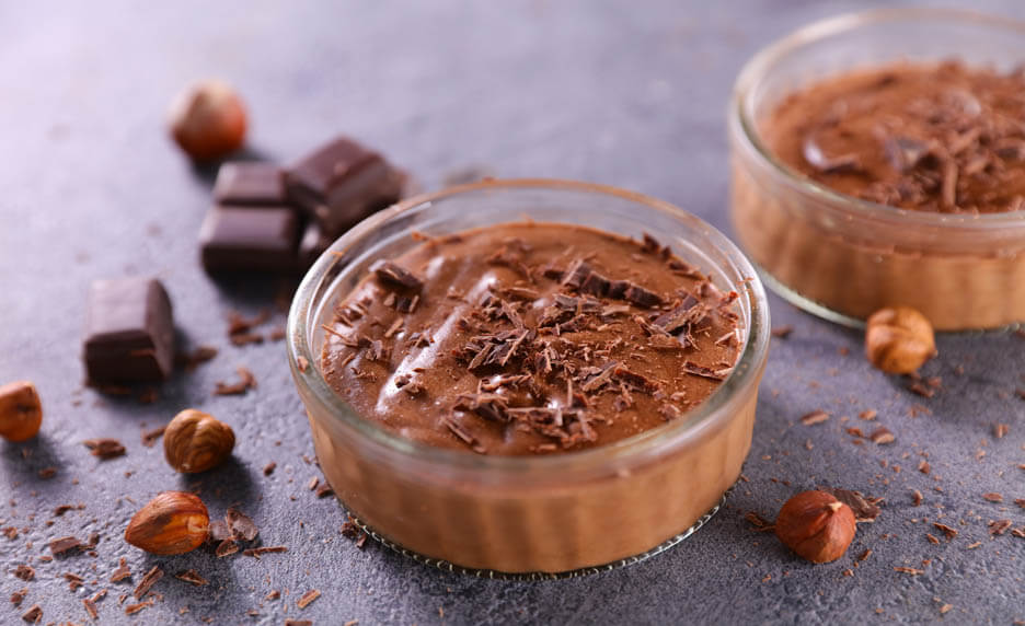 Mousse au chocolat, noisettes et fleur de sel