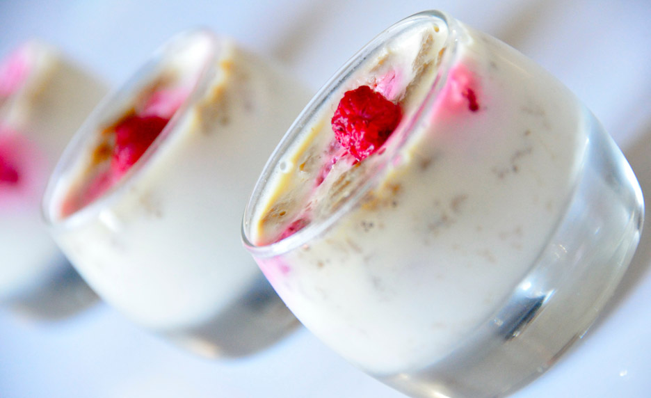 Verrine panna cotta verveine, brunoise de pastèque et son crumble aux graines 