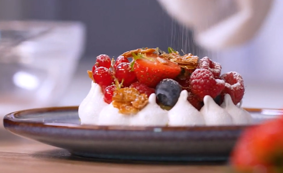 Pavlova d'été à la crème de citron et aux fruits rouges