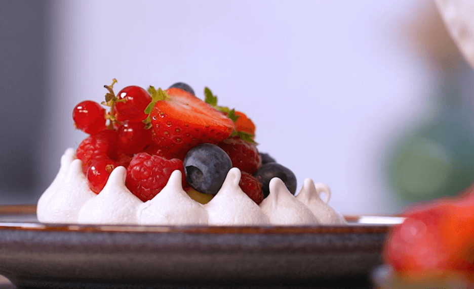 Pavlova d'été à la crème de citron et aux fruits rouges