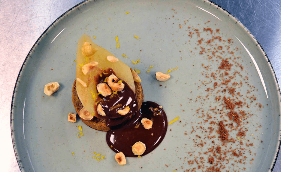 Poire pochée au thé, cake poire panais, sauce caramel chocolat noisettes