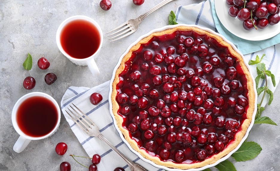 Tarte aux cerises et macarons